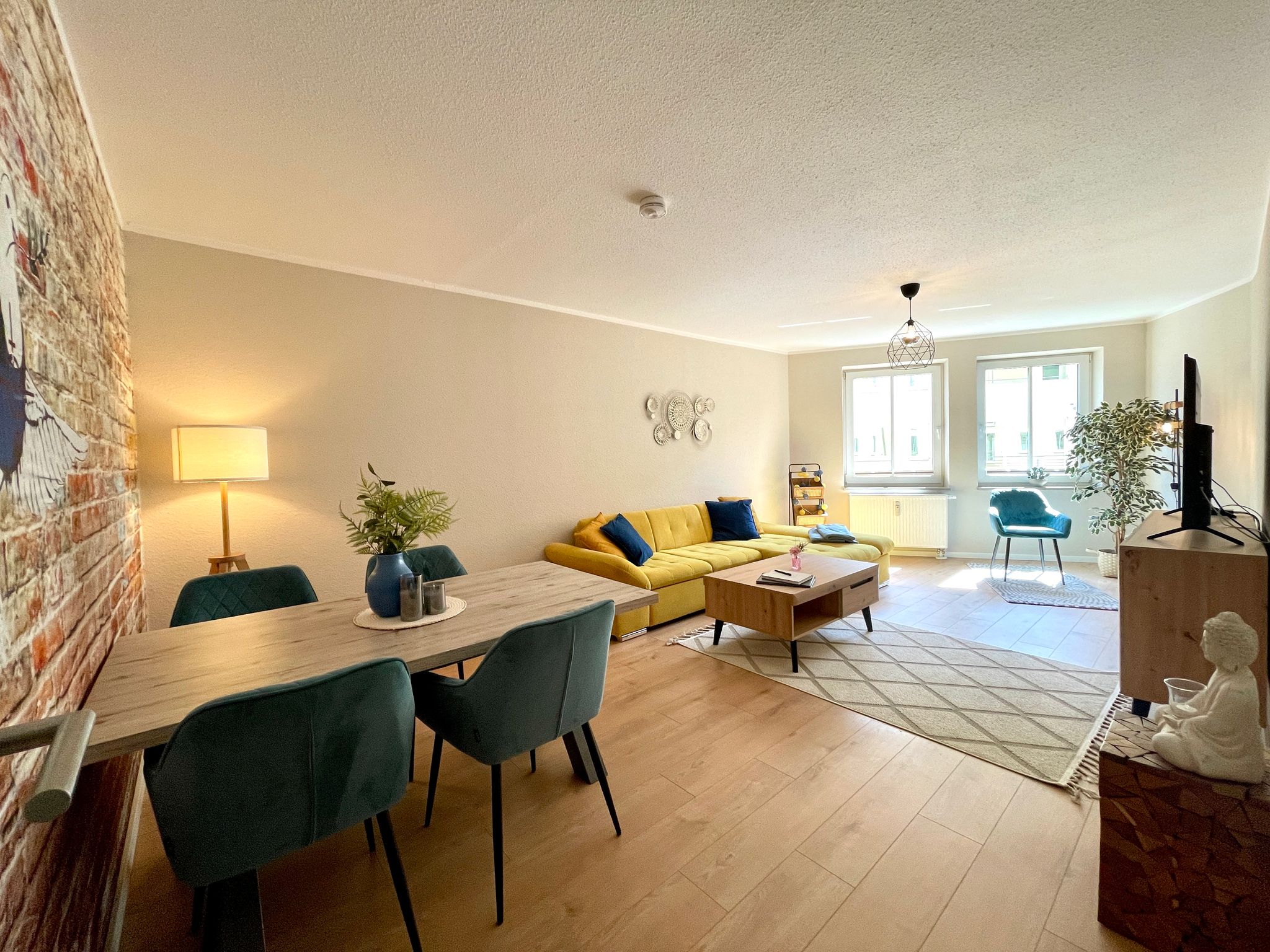 dresden-uptown-wohnbereich-esstisch